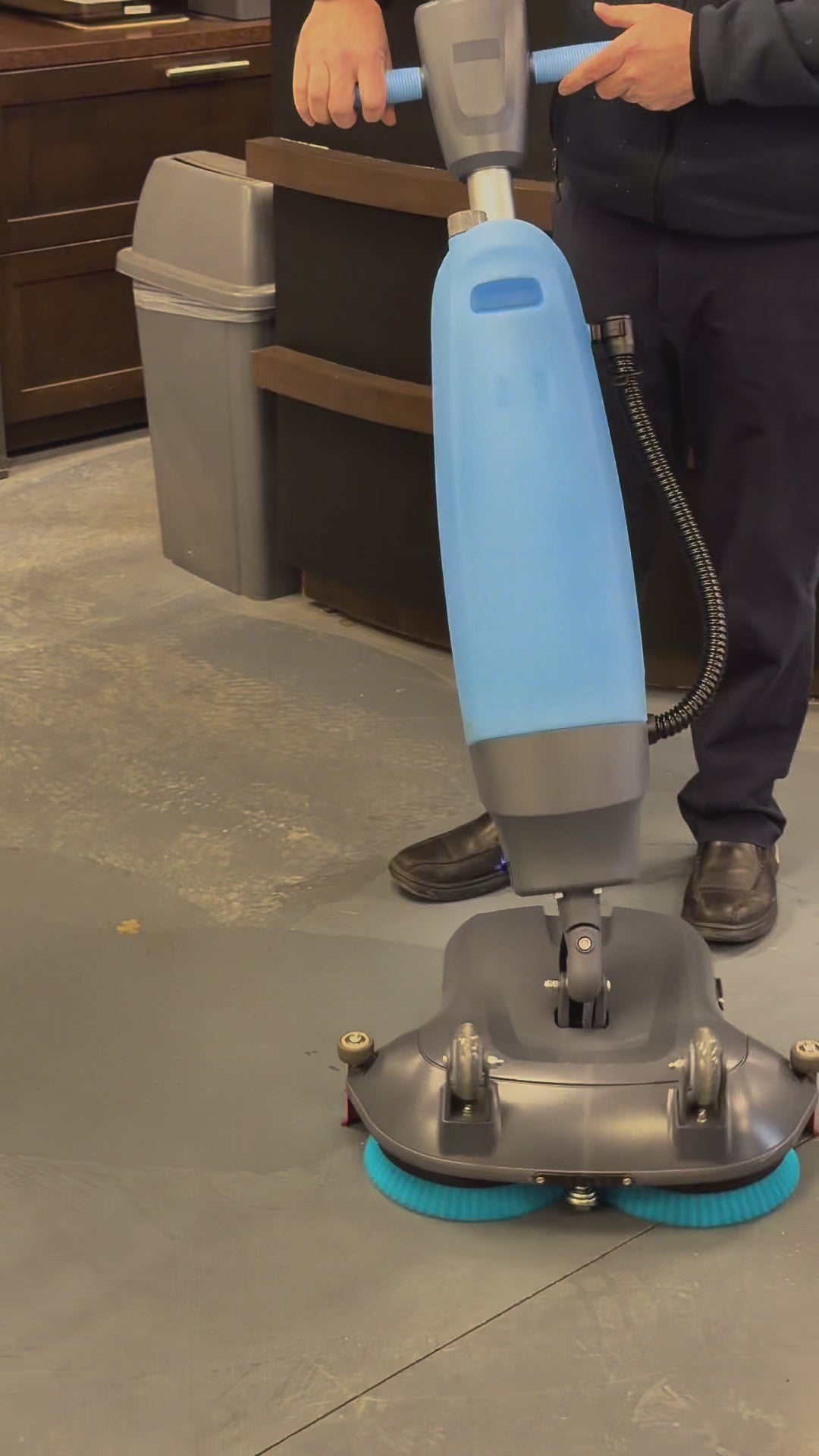 Autorecureuse Autolaveuse compacte à batterie 24 V – Idéale pour les petits espaces